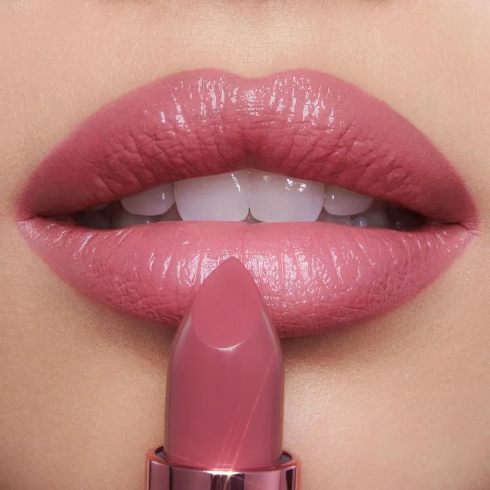 Charlotte Tilbury Moisturizing & Hydrating Lipstick With Light Diffusing Pigment
